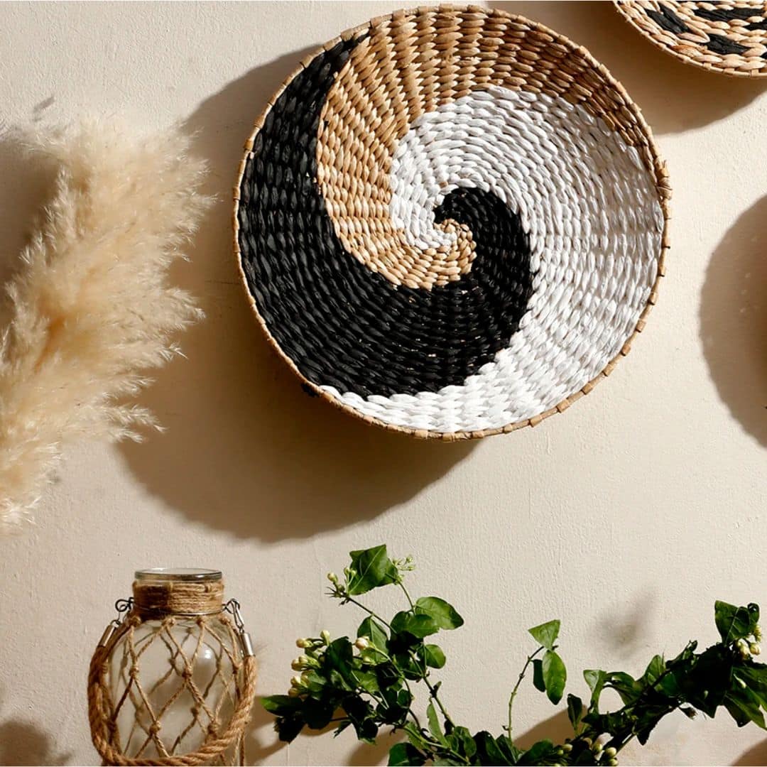 Round woven wall basket with black, white and natural spiral