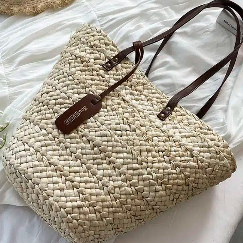 Supple boho handbag hand woven in natural straw with a warm pattern