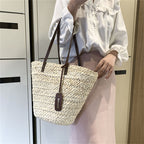 Supple boho handbag hand woven in natural straw with a warm pattern
