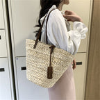 Supple boho handbag hand woven in natural straw with a warm pattern
