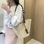Supple boho handbag hand woven in natural straw with a warm pattern