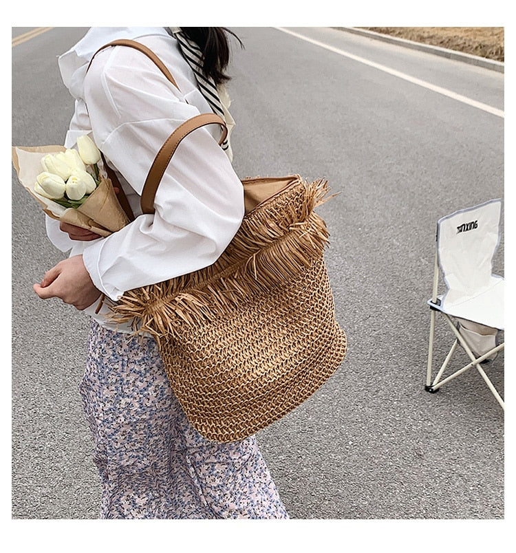 An Accessory That Dresses the Silhouette