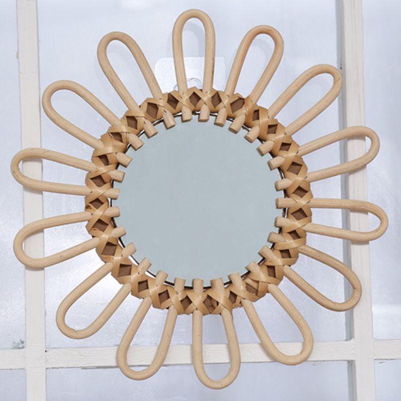 Wide looped petals in light rattan.