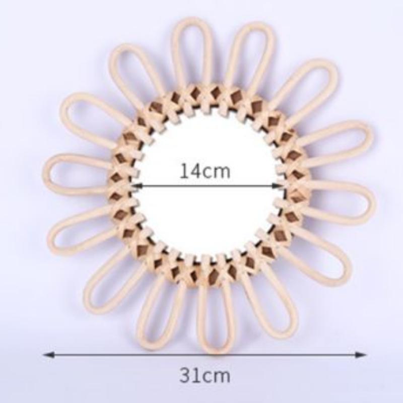 Wide looped petals in light rattan.