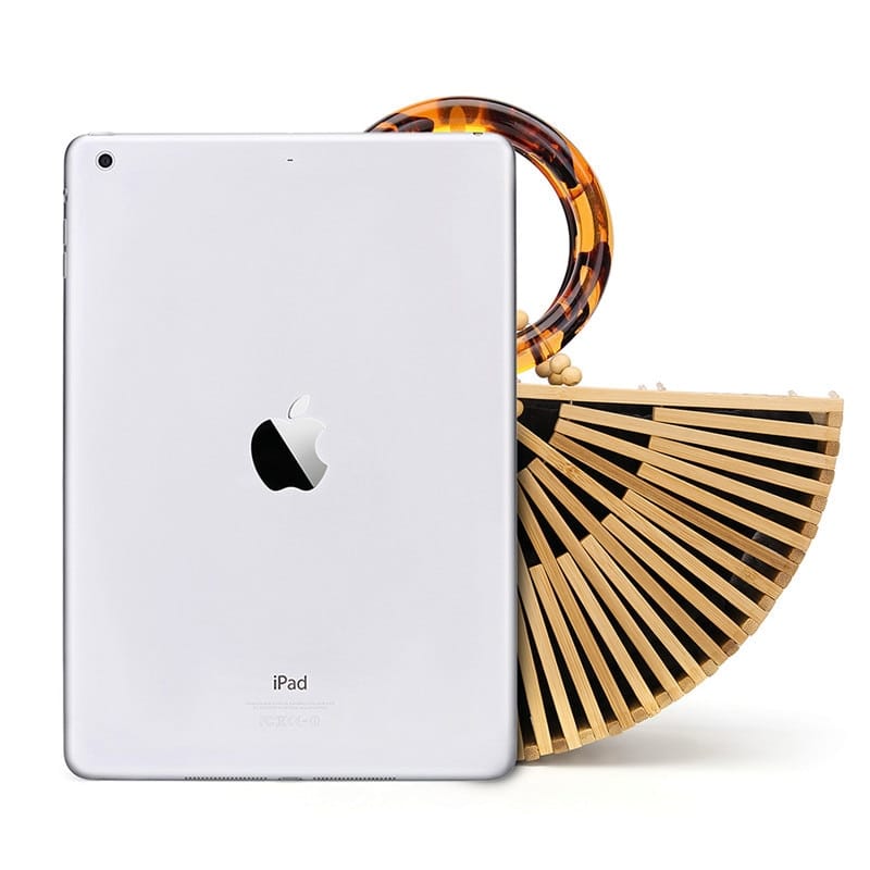 Structured handbag in sculpted natural wood with a hand woven rattan body