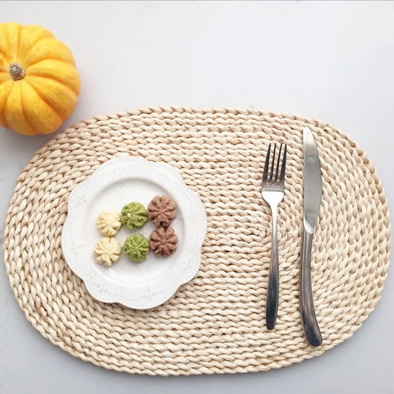 Oval placemat hand woven in golden dried corn husk
