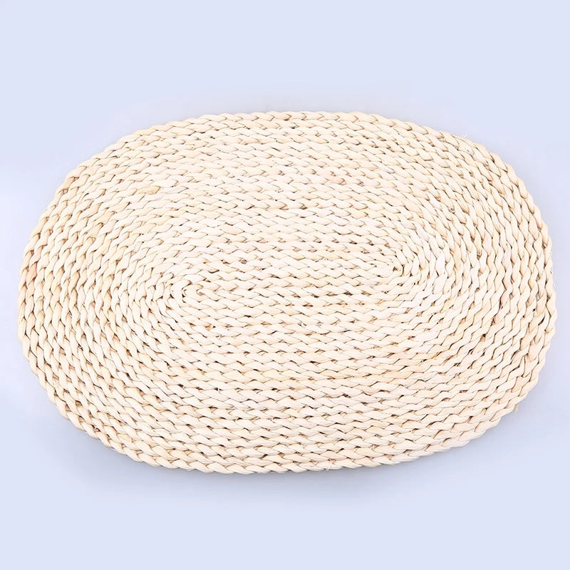 Oval placemat hand woven in golden dried corn husk