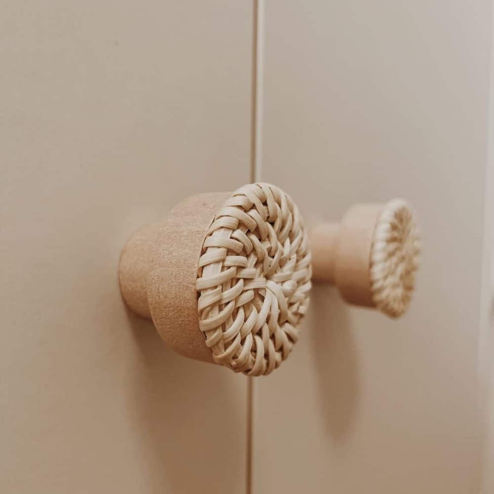 Round furniture knob in woven rattan with a beech wood base