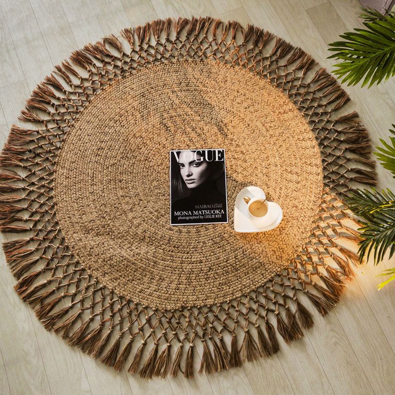 Round jute rug with a looped openwork fringe