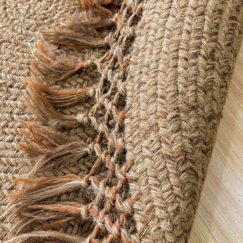 Round jute rug with a looped openwork fringe