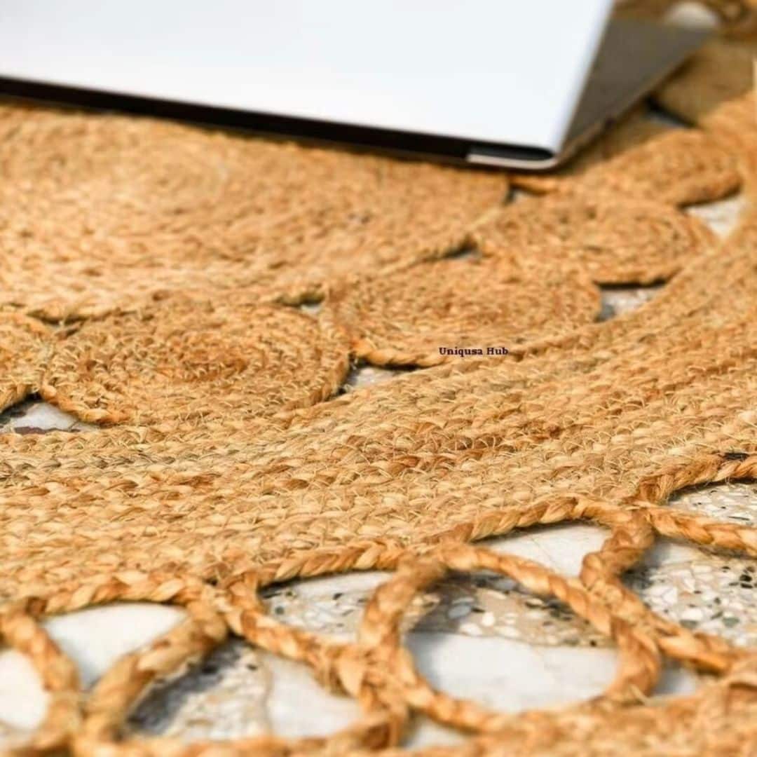Round reversible jute rug with an openwork border