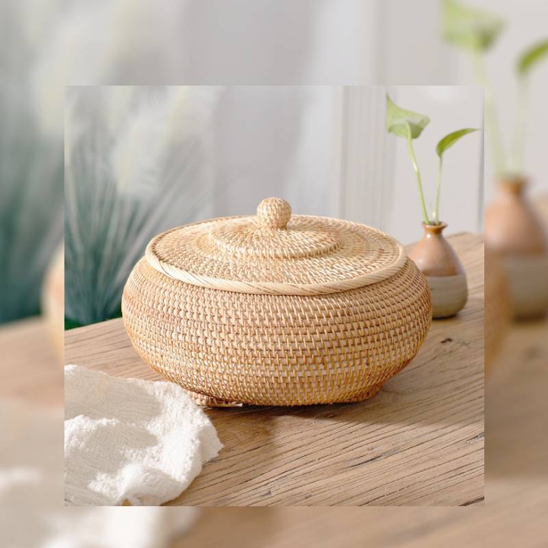 Round honey rattan basket with fitted lid