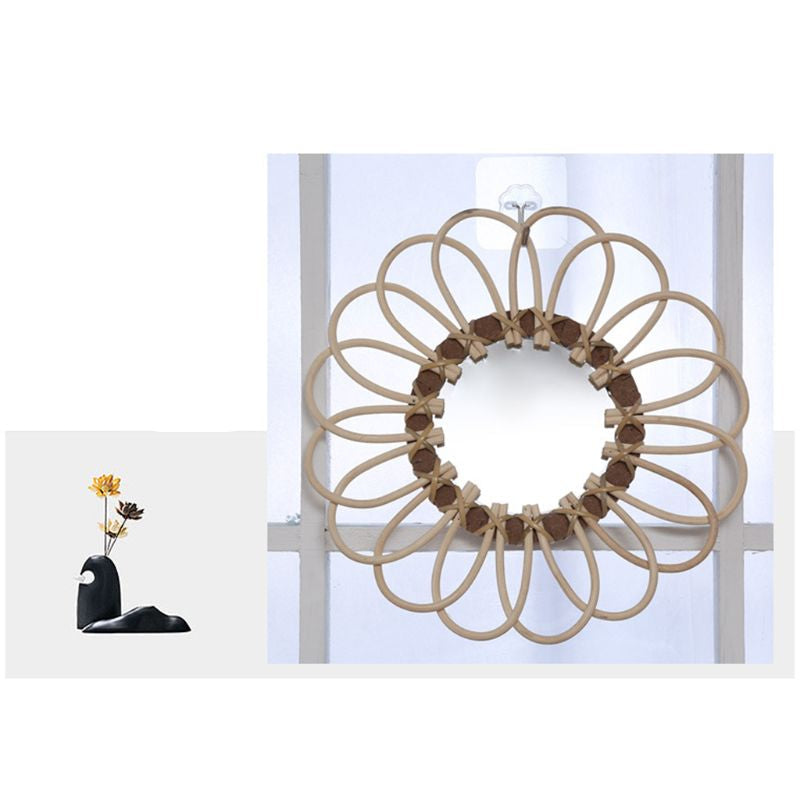 A daisy like crown of rattan loops.