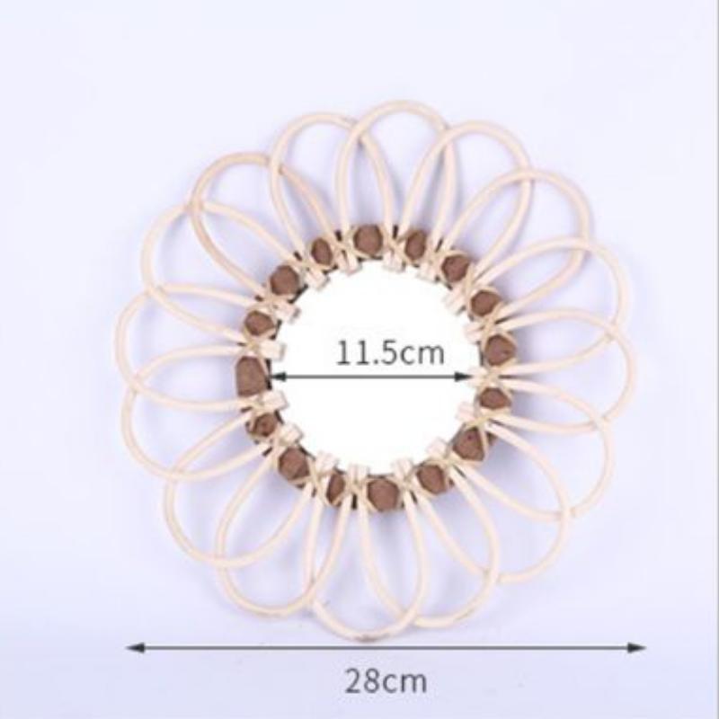 A daisy like crown of rattan loops.