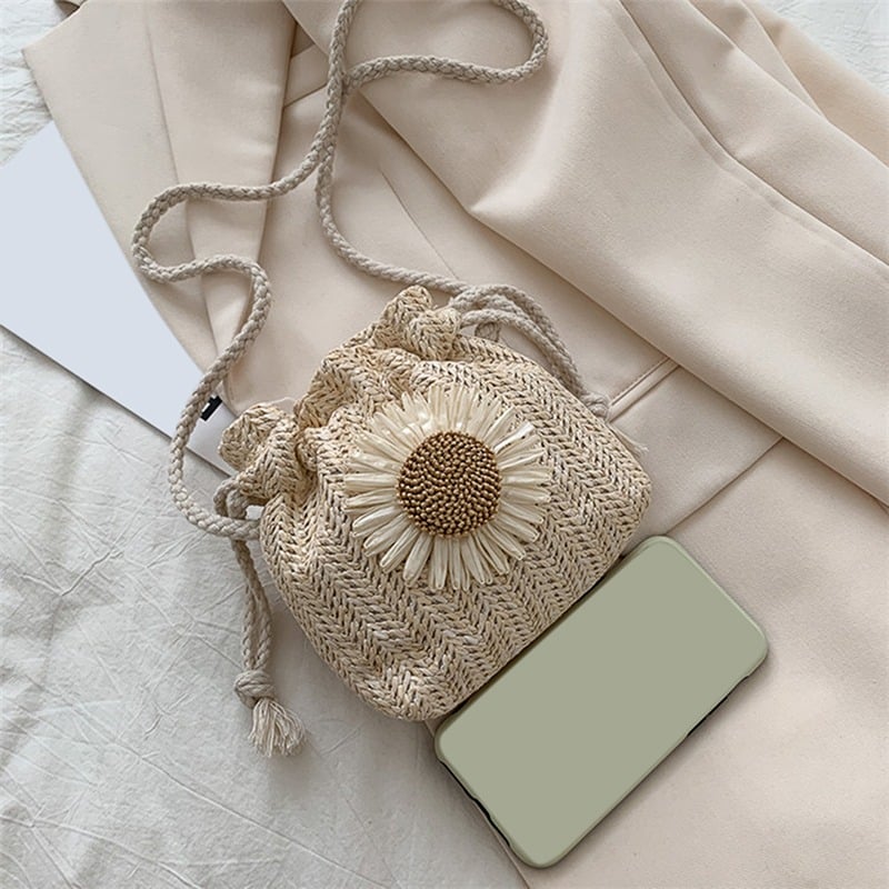 Small woven crossbody bag with an adjustable strap in beige or brown