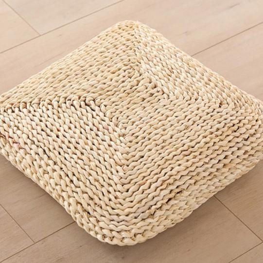 Square cushion tightly hand woven in light rattan