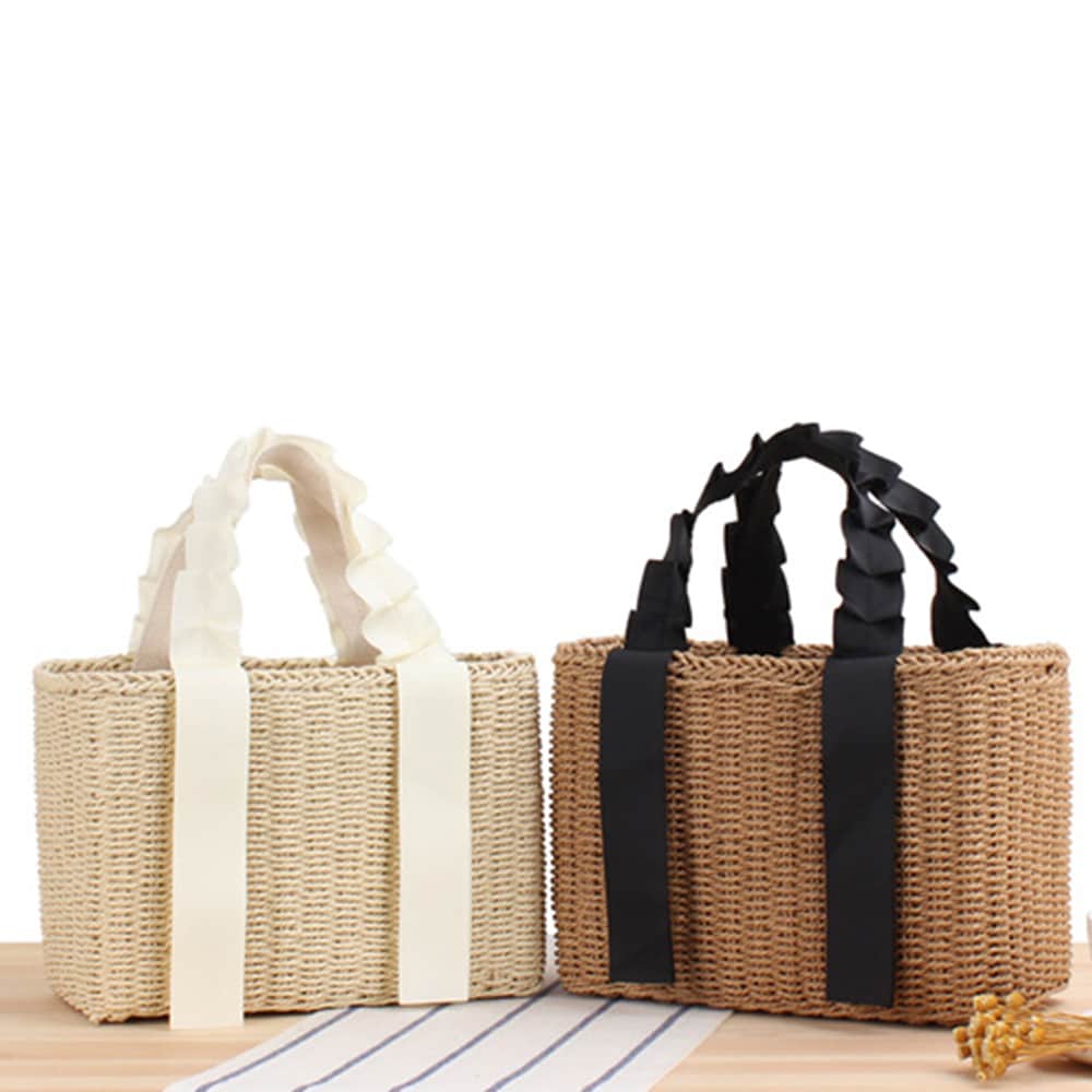 Structured summer handbag hand woven in natural straw with a honeycomb texture