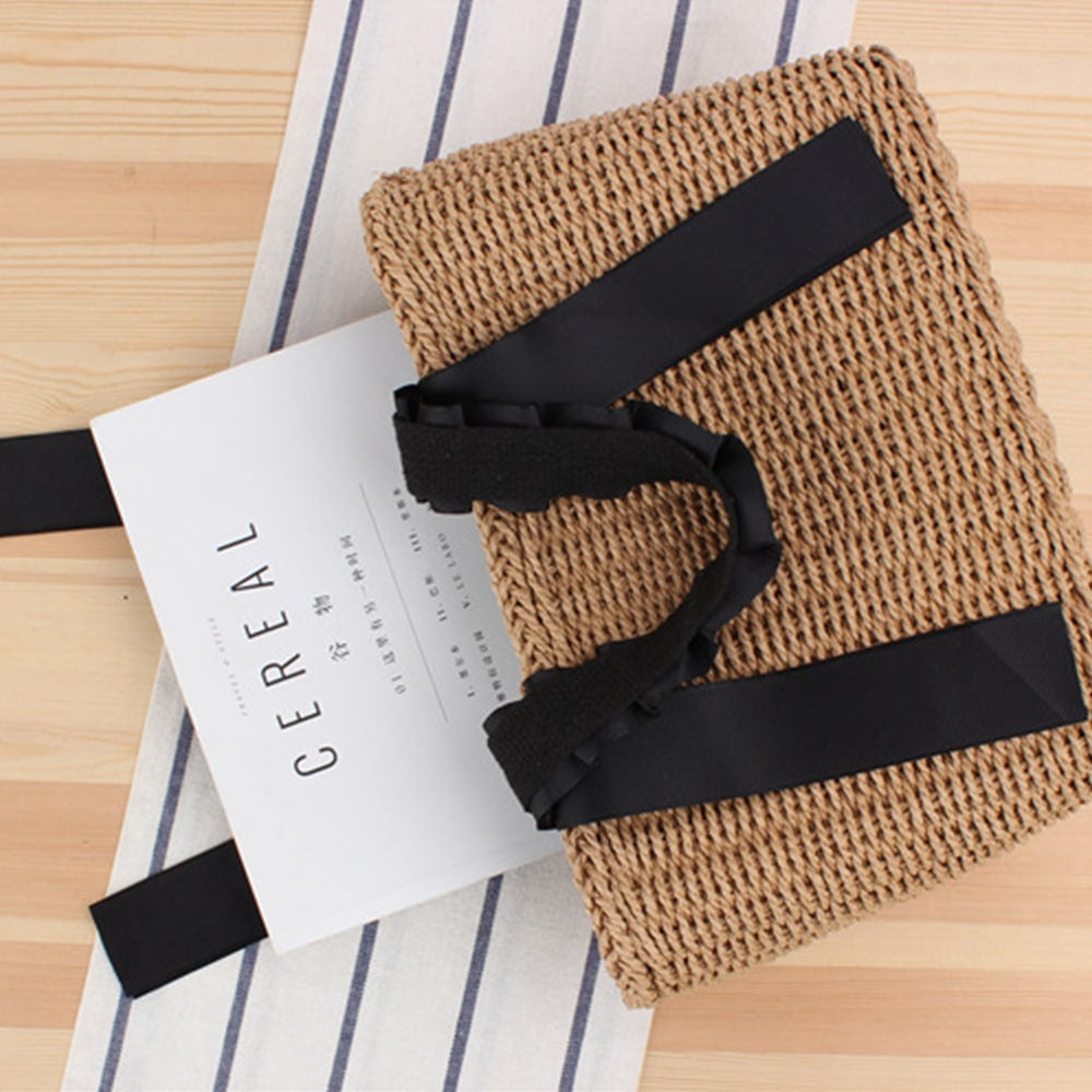 Structured summer handbag hand woven in natural straw with a honeycomb texture