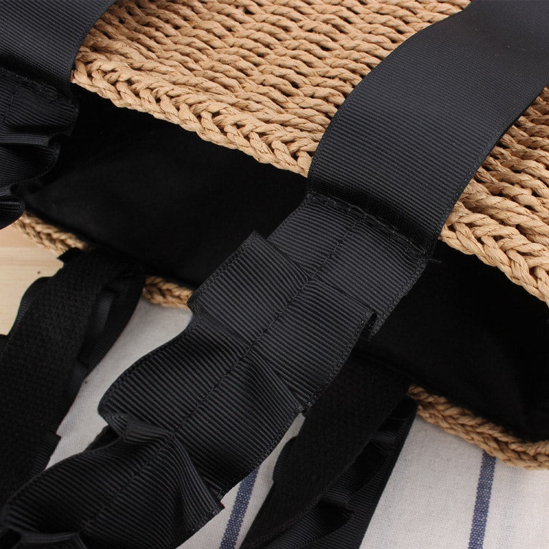 Structured summer handbag hand woven in natural straw with a honeycomb texture