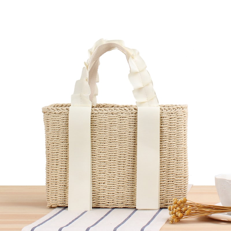 Structured summer handbag hand woven in natural straw with a honeycomb texture