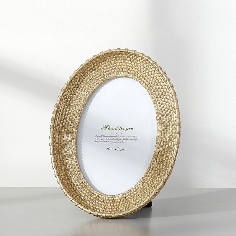 Oval frame with woven rattan look border