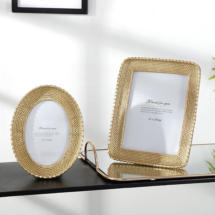 Oval frame with woven rattan look border