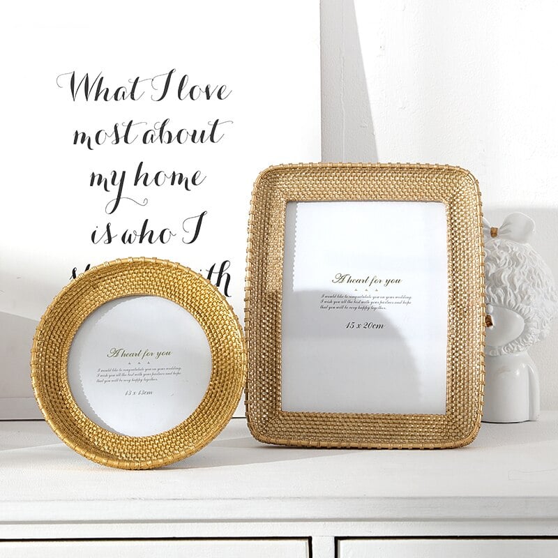 Round frame with woven rattan look border